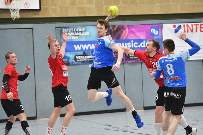 Hier kann sich Christian Becker gegen drei Dolberger Abwehrspieler durchsetzen. Foto: MSW