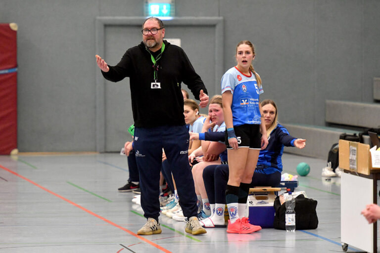 Trainer Ingo Wagner konnte es nicht fassen. Nahezu ohne Gegenwehr gaben die Handball-Damen das Spiel gegen Dorstfeld aus der Hand. Rechts neben ihm: Sara Strauß. Foto: MSW
