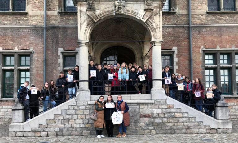 Die Schülerinnen und Schüler des Anne-Frank-Gymnasiums wurden am Rathaus in Bailleul willkommen geheißen. Foto: privat