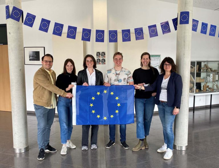 Organisierten am Anne-Frank-Gymnasium den Europatag (von links): Johannes-Joachim Brysch (Team Europaschule), Franziska Herale, Isabel Bekker, Sören Pollmann, Miriam van der Linden (alles ehemalige Schülerinnen bzw. Schüler) und Laura Parthe (Koordination Europaschule). Foto: AFG