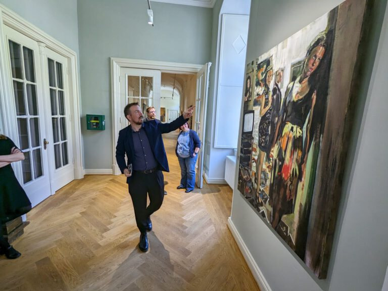 Die Kuratoren Wilko Austermann (r.) und Arne Reimann (l.) führen durch die Ausstellung. Foto: Max Rolke Kreis Unna