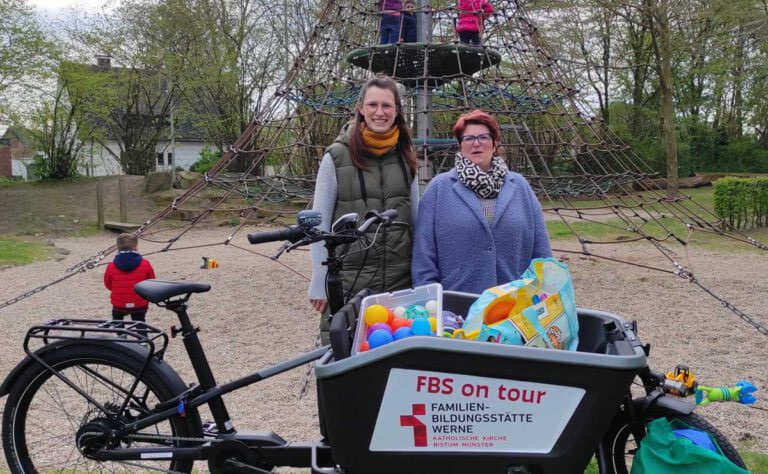 Lena Musik (links) und Margaretha Winkelmann stellten das Projekt "Fabi on tour" vor. Foto: Nova Teichert