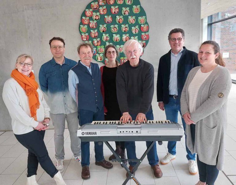 Freuen sich über die Spende des Jazzclub-Vorstands um Horst R. und Stefanie Kraft (mitte) sowie Ferdinand Langguth (3. von rechts): Wiehagenschulleiterin Nicola Buschkotte (ganz links), daneben Matthias Zühlke (Vorsitzender Förderverein der Wiehagenschule) sowie Nina Postler, Rektorin der Kardina-von-Galen-Schule in Stockum und Benjamin Müller (Förderverein der Uhlandschule). Foto: Wagner