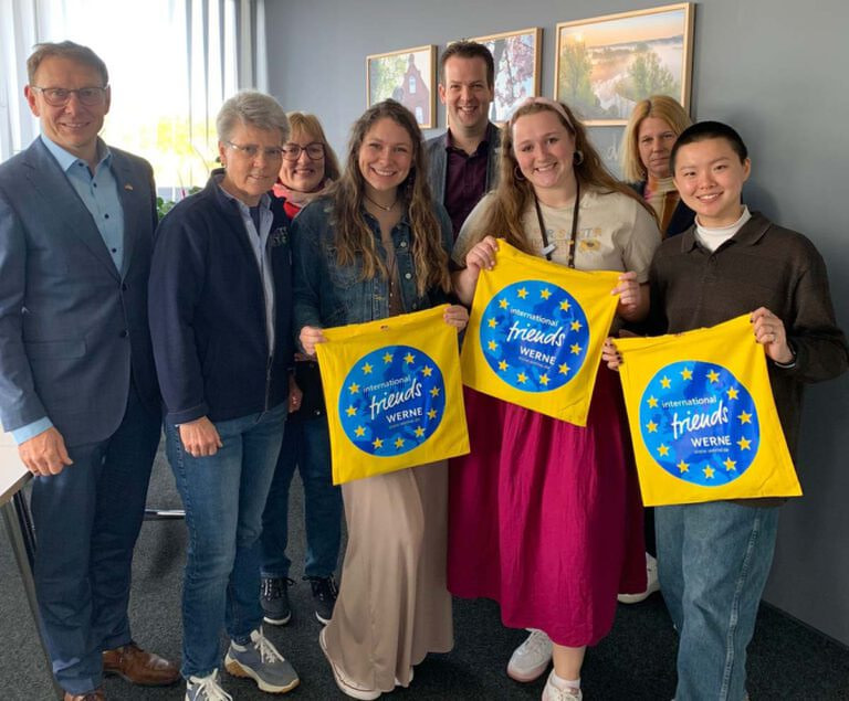 Bürgermeister Lothar Christ begrüßte die jungen Referendarinnen aus den USA zusammen mit Vertreter/innen des Anne-Frank-Gymnasiums im Stadthaus. Foto: privat