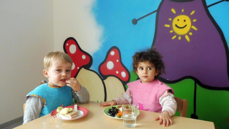 Die Kinder der Kita Unter dem Regenbogen freuten sich über die praktischen und farbenfrohen Lätzchen. Foto: privat