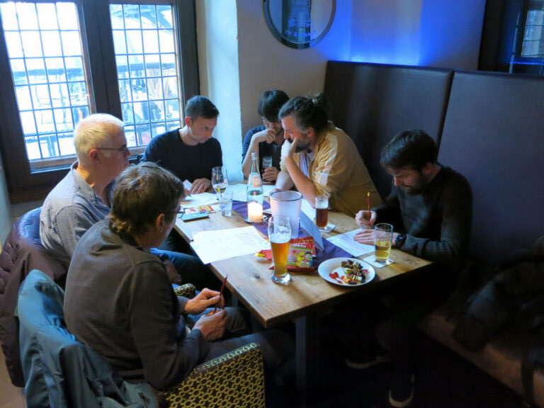 Viele knifflige Fragen mussten die Teams beim Kneipen-Quiz, organisiert vom Förderverein der Stadtbücherei Werne, beantworten. Foto: privat