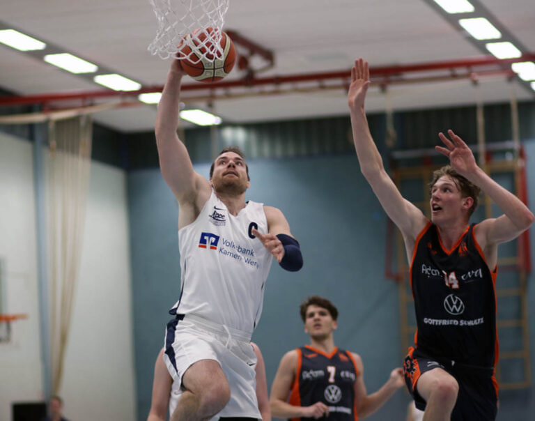 Ein seltenes Bild im Spiel gegen Hagen: Kevin Bode zieht zum Korb und punktet. Foto: Wagner