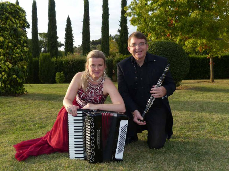 Zum ersten Mal ist das Duo "Sing Your Soul" mit seiner seltenen Kombination verschiedener Klarinetten mit dem Konzertakkordeon aus dem Norden Schleswig-Holsteins mit einem spannenden Programm in der Pfarrkirche St. Christophorus in Werne zu Gast. Foto: Ralf Salzmann