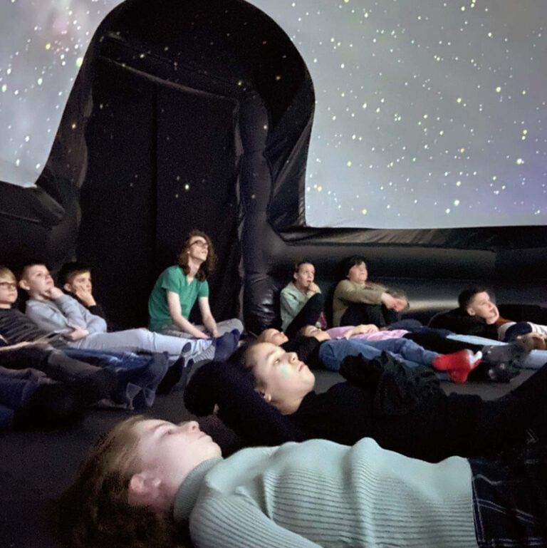 Das Pop-up-Planetarium sorgte für viele Aha-Erlebnisse am Anne-Frank-Gymnasium. Foto: privat