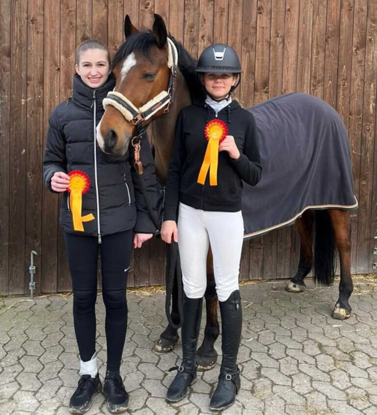 Lara Staffeldt und Marie Schwert (rechts) sicherten sich die Siegerschleife beim "Jump and Run" in Senden. Foto: privat
