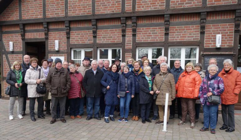 Das Bild zeigt die Gruppe zu Beginn der Fahrt vor dem Golfcafé Hugo am Schloss in Ascheberg. Foto: R. Hasler