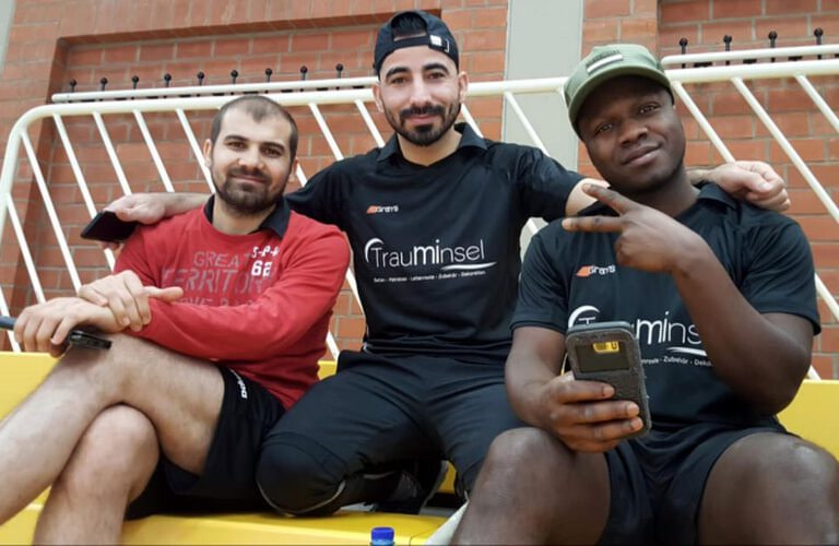 Hockey United, hier mit den Spielern Salim (von links), Hasan Mohammad und Souleymane Balde, erhält das DHB-Breitensportzertifikat für die ausgezeichnete Vereinsentwicklung. Archivfoto: Wagner
