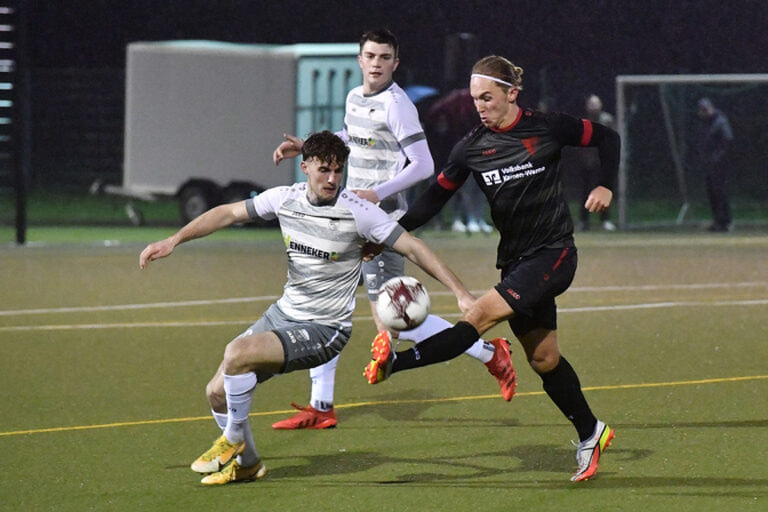 Einen schweren Stand hatte Luis Krampe (r.) gegen Nordkirchen. Oft hatte er es gleich mit mehreren Gegenspielern zu tun. Foto: MSW
