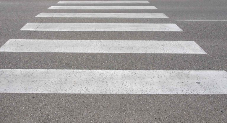 Durch die Errichtung eines Zebrastreifens an der Verkehrsinsel auf Höhe des Ehrenmals bei der Kirchstraße soll der Schulweg vieler Kinder aus den Wohngebieten nördlich der Werner Straße gesichert werden. Das fordert die FDP in einem Antrag an den Bezirksausschuss. Symbolbild: pixabay