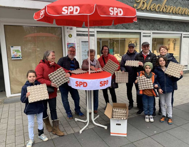 Am Karsamstag verteilten die Sozialdemokraten der Lippestadt Ostereier in der Innenstadt. Foto: privat