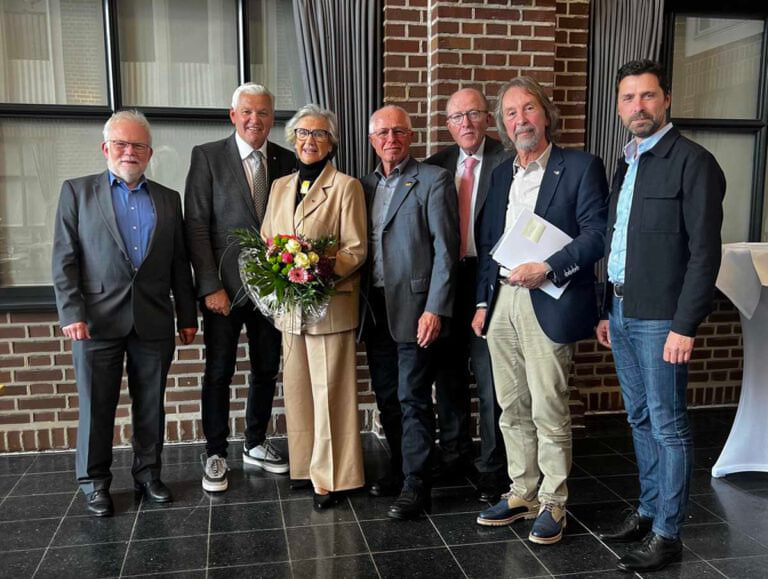 Der Bezirksvorstand Ruhrgebiet der Senioren Union mit (von links) Dieter Böhmer, Hubert Hüppe, Ingeborg Schrader, Franz Rottinger, Helge Benda, Jürgen Zeller und Ralf Eisenhardt. Foto: privat