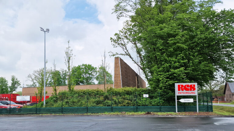 Lärmschutz mit ökologischen Vorteilen bietet die neue, 120 Meter lange und acht Meter hohe Lärmschutzwand am RCS-Standort an der Pagensstraße. Foto: Privat