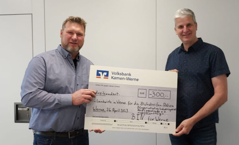 Werner Thiemann (rechts), Vorsitzender der Bürgerinitiative BIN, überreichte den Spendenscheck auf Robert Schulze Kalthoff. Foto: privat