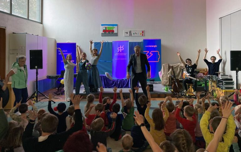 Die Kinder der Kita St. Sophia erlebten in der vergangenen Woche die Vorstellung „Wir gehen raus!“ der Theatergruppe Gugelhupf, die sie zuvor im Rahmen einer Verlosung von Westenergie und den Ruhrfestspielen Recklinghausen gewonnen hatten. Foto: Jonas Pieper/Theatergruppe Gugelhupf