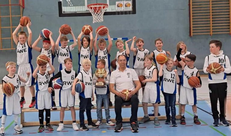 Die Teamfoto zeigt (von oben links): Paul Baumeister (14), Lenny Temmann, David Wagner, Jona Garvert, Nico Ringert, Raphael Drabinski, Jakob Lückenkötter, Leo Schwieca, Nathalie Drabinski; (vorne links) Theo Janicki (8), Matsi Wendt, Leo Frevel, Philipp Marckhoff, Leo Frevel mit Pokal, Coach Jens König, Nicolas Kehrenberg, Erik Pläster, Louis Bösken, Jonathan Ringelkamp. Karl Janicki und Leon Funk fehlen. Foto: privat