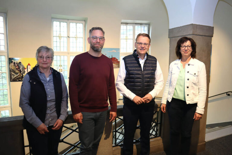 David Ruschenbaum (2.v.l.), ehemaliger Veranstaltungsmanager in Werne, wurde von Selms Bürgermeister Thomas Orlowski, Personaldezernentin Jutta Röttger (r.) und Brigitte Althoff-Rörig vom Personalrat empfangen. Foto: M. Woesmann / Stadt Selm