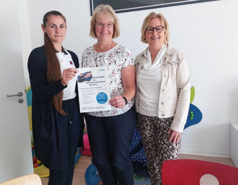 Bettina Stilter, Koordinatorin des Familiennetzes, stellte mit Sozialarbeiterin Marie Schilling (links) und Katja Strede (rechts), Leiterin des Sozialpsychiatrischen Dienstes, das niedrigschwellige Angebot vor. Foto: Wagner