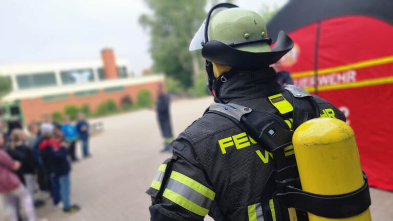 Feuerwehrleute führten die Brandschutzerziehung an der Wiehagenschule in Werne durch. Foto: Feuerwehr Werne