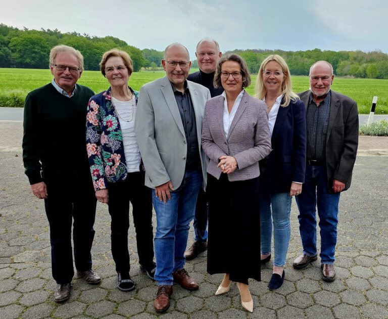NRW-Ministerin Ina Scharrenbach (3. von rechts) war auf Einladung der Senioren Union in Werne zu Gast. Foto: Gabriele Kranemann