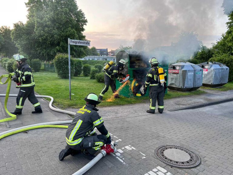 Mit dem Schnellangriff des Hilfeleistungslöschfahrzeug wurden die brennenden Kleidungsstücke im inneren des Containers abgelöscht und die stark erhitzten Wände gekühlt. Foto: Feuerwehr Werne