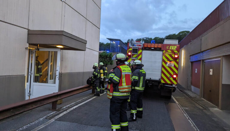 Vollalarm löste eine Brandmeldeanlage in einem EDV-Raum des Krankenhauses aus. Die Feuerwehr war mit 50 Kräften im Einsatz. Foto: Feuerwehr Werne