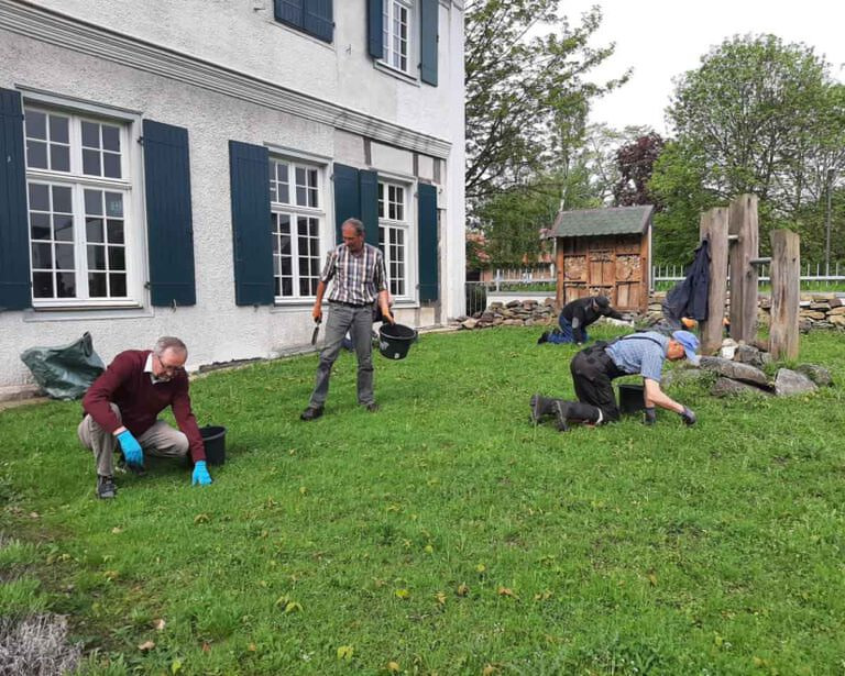 Mitglieder des Heimatvereins halten die Museumswiese in Schuss. Foto: privat