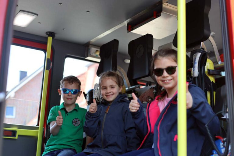 Der Renner beim Jubiläumsfest der Kita Jona war das Feuerwehrauto, das die Kinder erkunden konnten. Foto: Isabel Schütte
