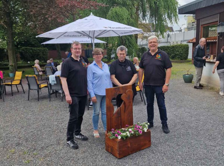 Der Vorsitzende der Kolpingsfamilie, Martin Döpker, und Christoph Böckenbrink, der Vorsitzende vom Kolpinghaus Werne e.V., überreichten dem neuen Pächterpaar Edith und Theo Werter einen Blumenkasten für den Garten als Willkommensgeschenk. Foto: privat