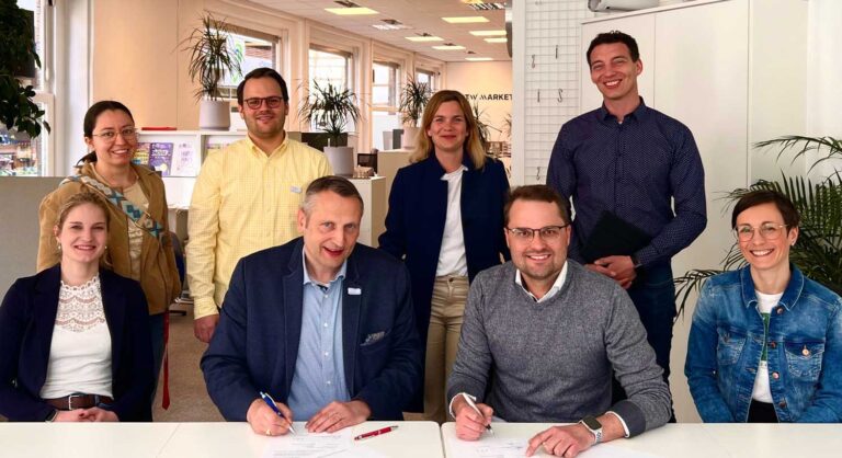 BTW-Geschäftsführer Michael Siegeroth unterzeichnete zusammen mit Direktor Marcel Damberg auf Seiten des AFG die Kooperationsvereinbarung. Zusammen mit Franziska Halfenberg (Customer Relationship Manager), Jil Högele (PR-Koordinatorin AFG), Johannes-Joachim Brysch (PR-Team AFG), Marius Gregg sowie Julia Krickau und Laura Nowak (beide MINT-Team) waren ebenso in der Steinstraße dabei und konnten im Anschluss weitere gemeinsamen Projekte besprechen. Foto: privat
