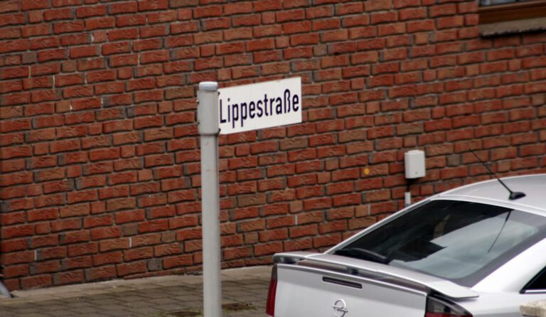 In der Lippestraße kam es am Dienstag (02.05.2023) zu einer Verkehrsunfallflucht, wie die Kreispolizeibehörde Unna berichtet. Foto: Wagner