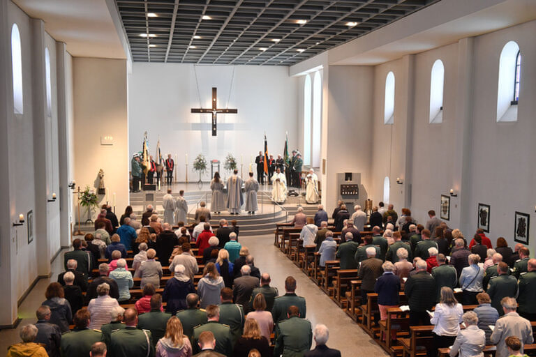 Unter großer Beteiligung der Gemeinde wurde der Festgottesdienst zum Kirchweihjubiläum von Maria Frieden gefeiert. Foto: MSW