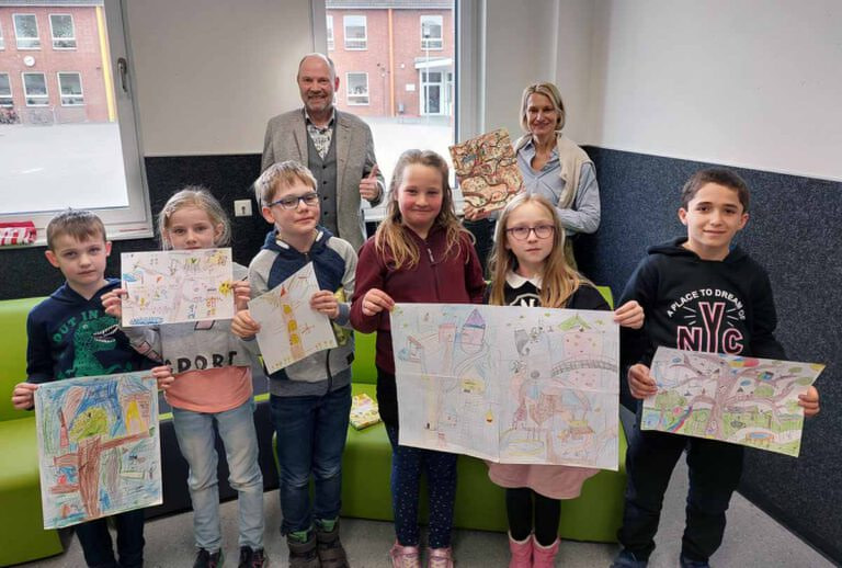 OGS-Koordinatorin Ute Ortmann und Buchhändler Hubertus Waterhues überreichten den Kindern die Preise. Foto: Wagner