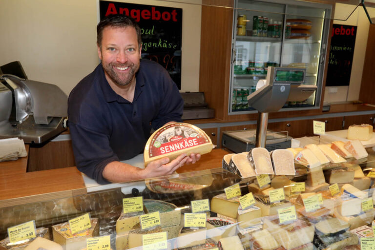 Die Marktbeschicker, hier Oliver Wulf, weichen für die Maikirmes mit ihren Ständen aus. Foto: Christoph Volkmer