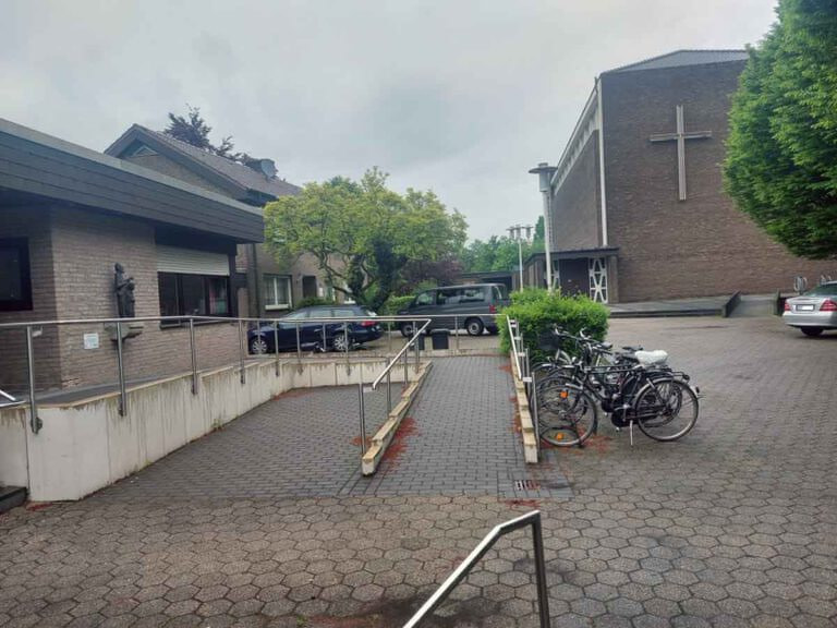 Veränderungen stehen rund um die Kirche St. Johannes und das Pfarrheim (links) an. Foto: Wagner