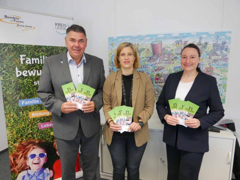 Landrat Mario Löhr, Geschäftsführerin Sandra Ruiz und Dr. Nina Jung von der WFG stellen den Wettbewerb vor. Foto: Max Rolke – Kreis Unna