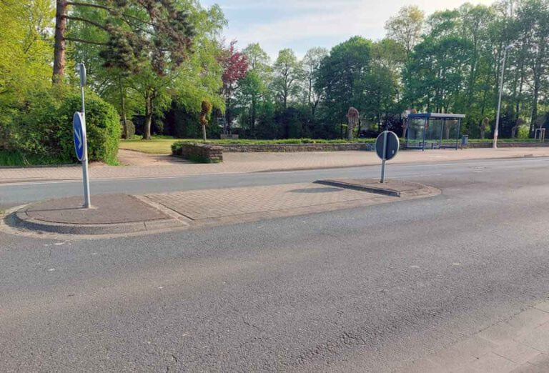 Für einen sicheren Schulweg: Die Querungshilfe am Ehrenmal in Stockum soll in einen Fußgängerüberweg umgewandelt werden. Das beschloss der Bezirksausschuss. Foto: Wagner
