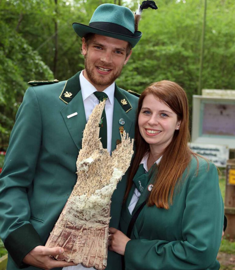 Das neue Königspaar von St. Hubertus Horst und Wessel: Sophie und Pascal mit dem stolzen Adler. Foto: Isabel Schütte