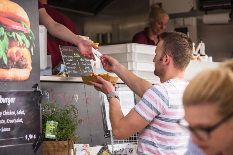 Das Street Food Festival in Werne findet in diesem Jahr auf dem Marktplatz statt. Neben Essen und Trinken gibt es auch Live-Musik. Foto: privat