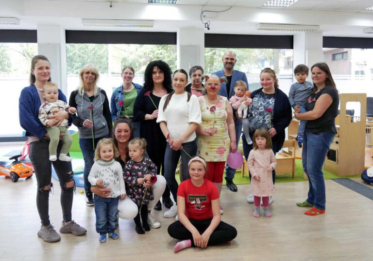 Einen fröhlichen Nachmittag erlebten Kindertageseltern und ihre kleinen Schützlinge im Familiennetz. Jugendamtsleiter Maik Rolefs und Elisabeth Meßner nutzten das Treffen im Rahmen der Aktionswoche „Gut betreut in Kindertagespflege“, um das qualifizierte Betreuungsformat aufmerksam zu machen. Foto: Gaby Brüggemann