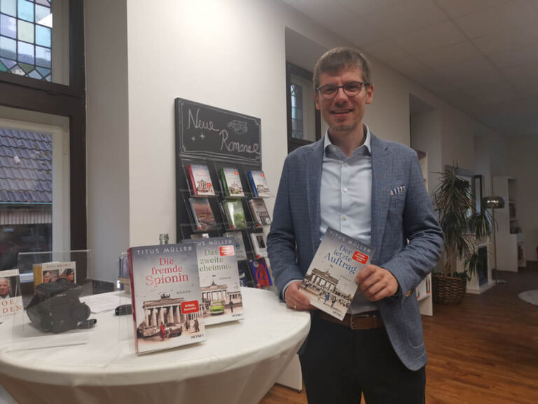 Mit dem Buch ,,Der letzte Auftrag" endet Titus Müllers Trilogie. Der letzte Band ist ab heute bei Bücher Beckmann erhältlich. Foto: Johanna Glowacki