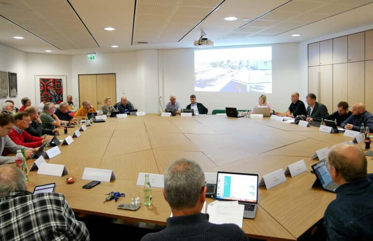 Der Ausschuss für Umwelt, Mobilität und Klimaschutz befasste sich mit PV-Anlagen auf Parkplatzdächern. Foto: Gaby Brüggemann
