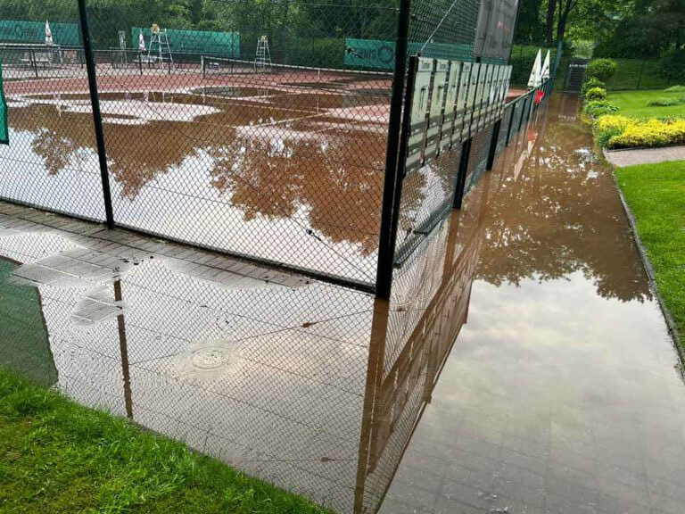 Teilweise unter Wasser stand die Anlage des Werner Tennis-Clubs im Dahl nach dem Starkregen am vergangenen Montag. Foto: privat