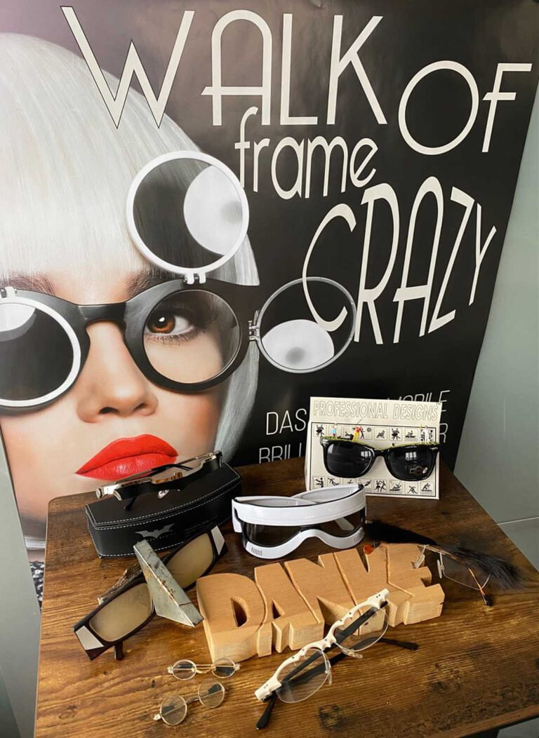 Crazy-Brillen für einen guten Zweck auf Tour: Hier ein kleiner Auszug der ausgestellten Brillen (von links nach rechts): Nose-Designerbrille entworfen für die Haute-Couture-Shows in Paris, Batman-Brille, Miniatur-Puppenbrillen, Mammut-Brille, StarWars-3D-Brille, Golfplatz auf der Nase und die limitierte Theo-Waigel-Brille mit Augenbrauen. Foto: Oliver-Alexander Kellner