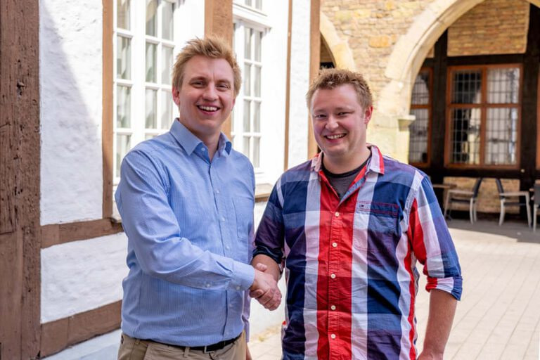 Lars Werkmeister, Geschäftsführer der Werne Marketing GmbH, begrüßte den neuen Veranstaltungsmanager Markus Schnatmann (rechts). Foto: Werne Marketing