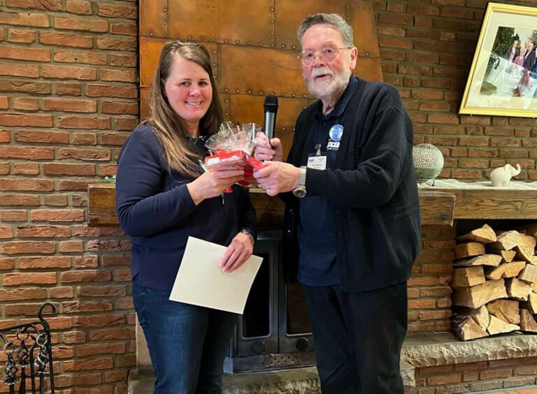 Kurt Wörmann, Vorsitzender des VdK OV Werne, bedankte sich bei Kerstin Schymiczek für ihren Vortrag zum Thema Pflege. Foto: privat